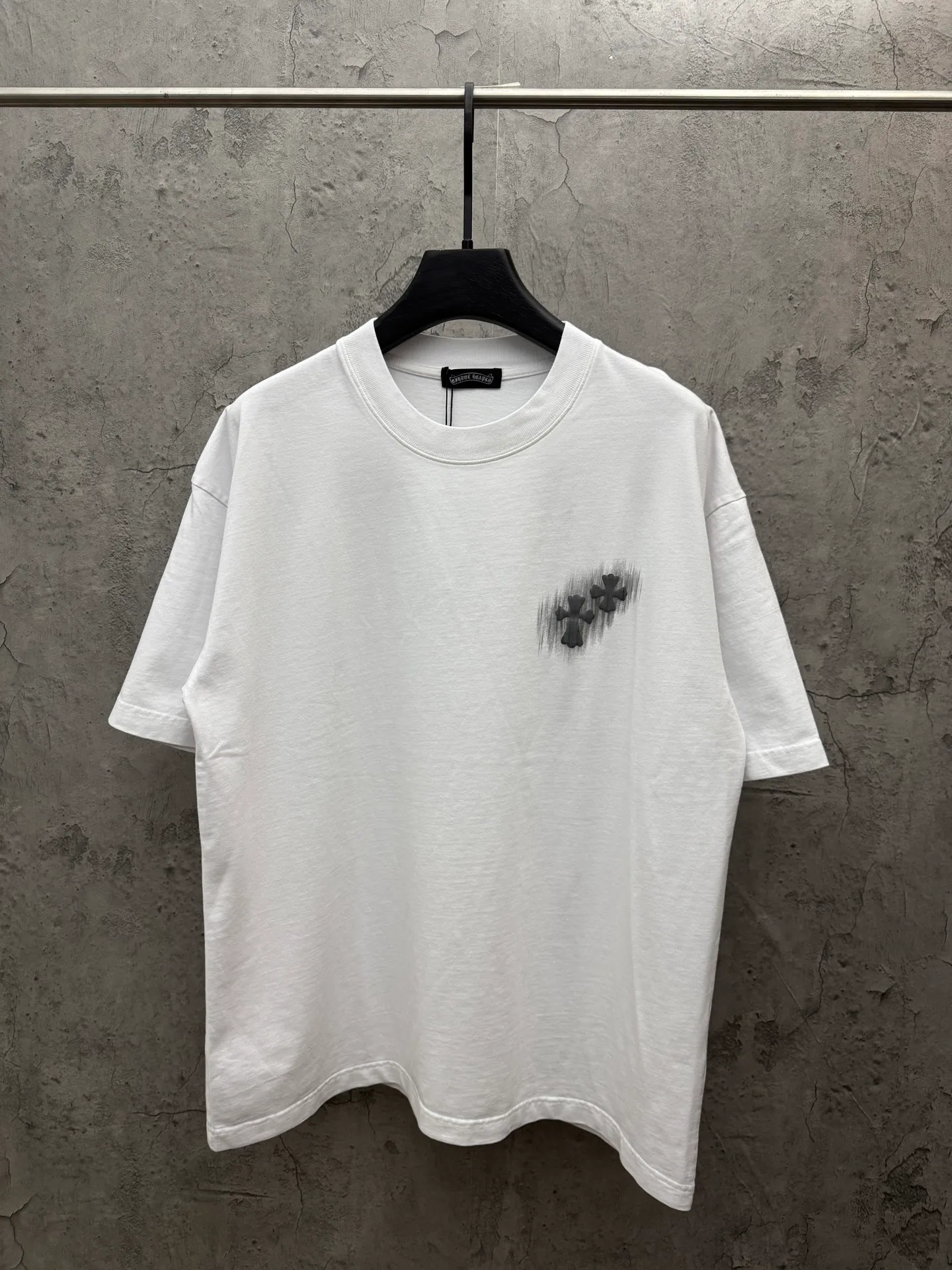 P190 top version, real shot without P, ​​different from market currency) 𝗖𝗵𝗿𝗼𝗺𝗲 𝗛𝗲𝗮𝗿𝘁𝘀/Croxin 2026 Spring New Original Single Counter American Laser Direct Injection Couple Short Sleeves 👑The highest version! Customized fabric 300g washed, best-selling model at the counter, very comfortable to wear. Accessories: original molded and authenticated collar label ➕ 100% silk wash label. Genuine purchase-grade original hangtag➕matching hanging rope➕3D hanging beads➕original packaging bag. Craftsmanship: The original version has consistent wiring! The highest version of the armhole matching technique! Color: White Black Gray Size: S M L XL Style Number: 26-2057